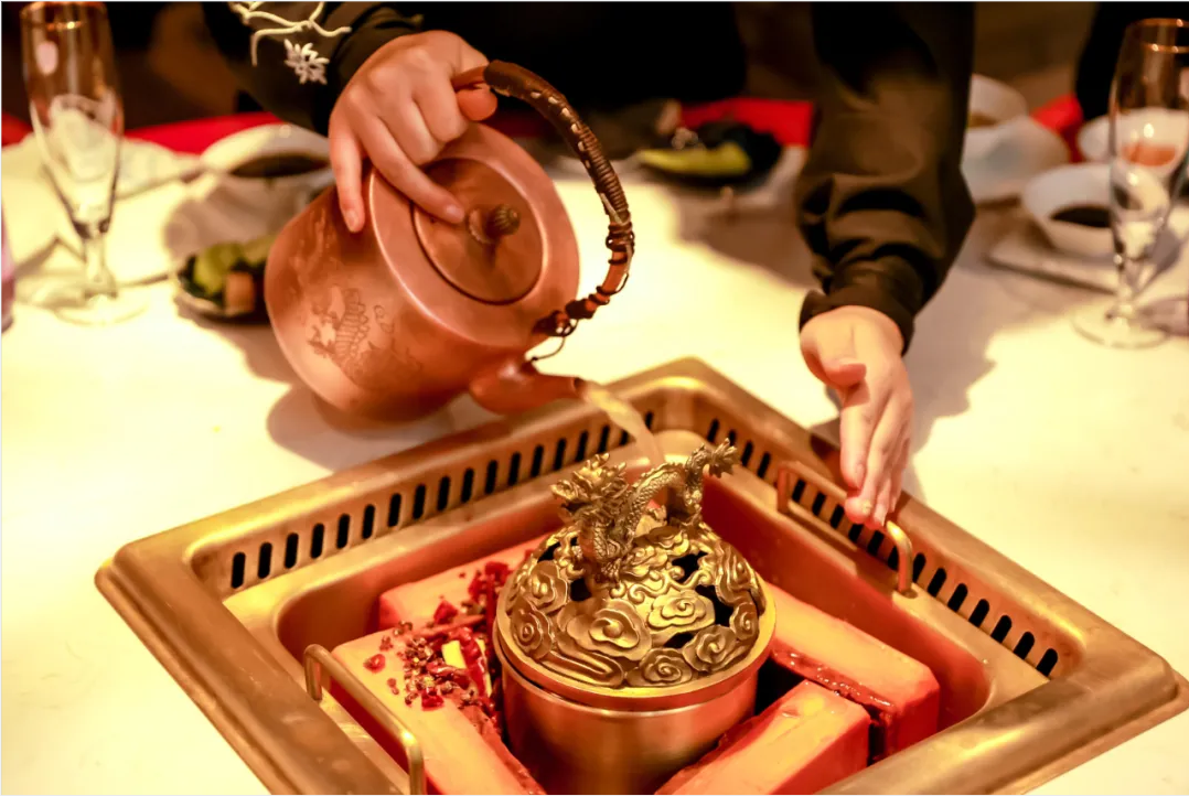 暖锅“新物种”强势崛起！！“发酵锅底”正在升级暖锅赛道